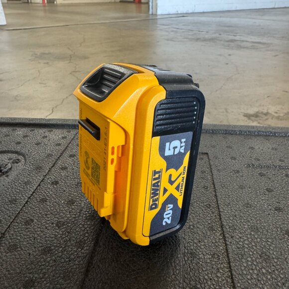 DeWalt 20v 2-Pack Lithium-Ion Batteries with Charger & Tool Bag - Picture 2 of 11